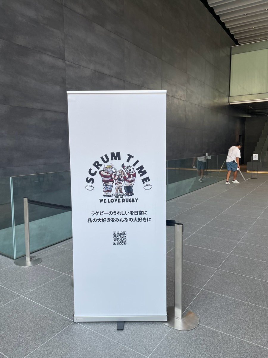 SCRUMTIME_RUGBY's tweet photo. 【ScrumTimePARTY 〜運命の楕縁の糸〜】

皆様、暑い中ScrumTimePARTYにご参加いただき誠にありがとうございました🏉
直前までわかりにくいことがあったり情報のご提供が遅れましたことを心よりお詫び申し上げます。

今年のScrumTimePARTYは１日で1000人を超えるラグビーを愛する方々に来場いただきました🙇‍♂️
皆様のおかげで会場はラグビー愛と笑顔溢れ、好きなものを語り合う幸せな空���になったと思います。

この幸せな感情を言葉ではなかなか伝えづらい。
というのがすごく歯がゆいですが

「ラグビーっていいよなぁ」

が1番しっくりきます。

他の競技とは比べなくていい。
ラグビーはラグビーらしく広がって、みんなの好きなラグビーらしさが少しでも残り続けたらそれが幸せだなぁと思いました。

ただラグビーという競技、ラグビーの素敵な部分をたくさんの人にもっと知ってほしいのは間違��ありません！！
ScrumTimeは引き続き

ラグビーのうれしいを日常に
私の大好きをみんなの大好きへ

をモットーに引き続き活動していきます！！
そして来年もこのイベントを開催し・・・・笑
（今後の売り上げと気持ち次第。笑）

最後に今回イベントへの参加を二つ返事で参加を決めてくれた選手の皆様、企業様、飲食店の皆様に多大なる感謝をお伝えさせてください。
ありがとうございました！

引き続きScrumTimeをよろしくお願い致します🙇‍♂️🙇‍♂️