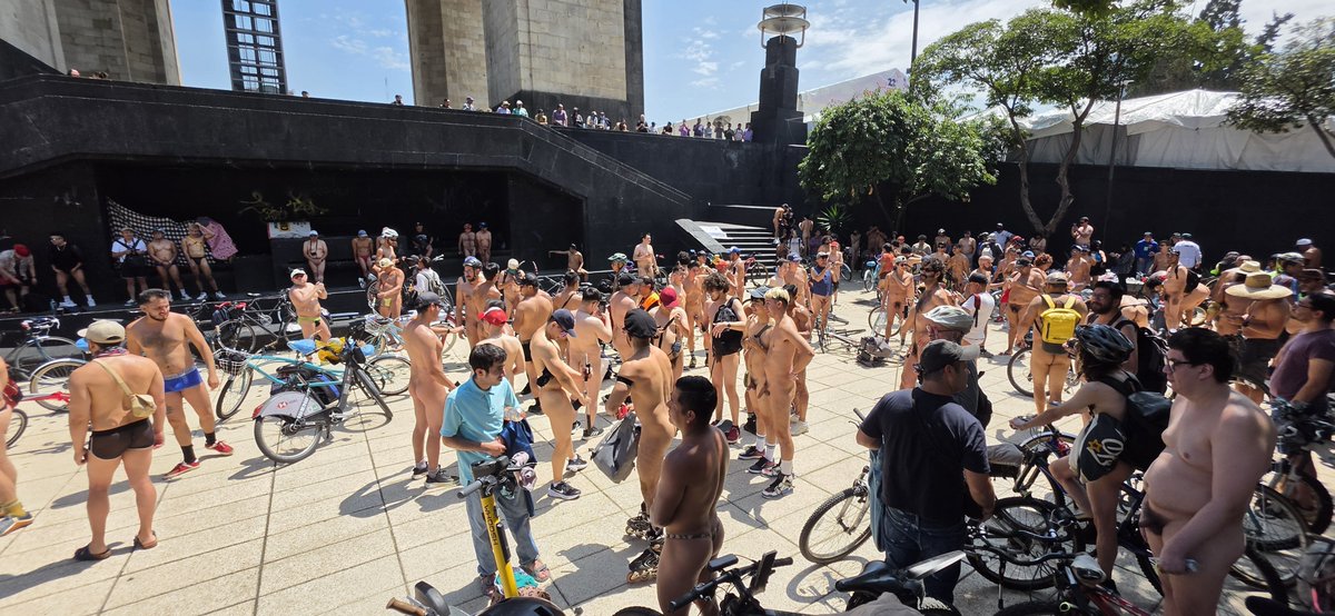Ch1c0sD3L4C4ll3's tweet photo. A punto de iniciar la rodada.
WNBR 2026 CDMX
#WNBRCDMX #WNBR_Mexico #WBNR2026 #ConRopaNoMeVes #SinRopaSiMeVes
#ChicosDLCalle #StreetGuys #RealGuys #Paparazzi desde #CDMX #DistritoFederal #México https://t.co/BVBtkIZCab