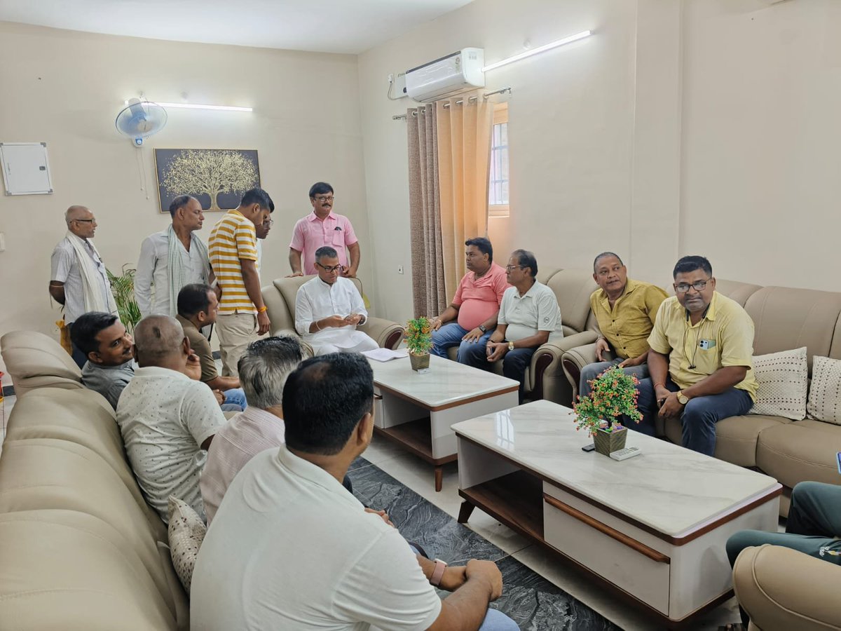 MAnandOfficial's tweet photo. मधुबनी जिला अतिथि गृह में आज एक बार पुनः भगवान रूपी जनता-जनार्दन के दर्शन एवं उनसे आत्मीय संवाद का सौभाग्य प्राप्त हुआ।

मेरे लिए जनता से मिलना केवल एक औपचारिक कार्यक्रम नहीं, बल्कि आत्मिक ऊर्जा प्राप्त करने का अवसर है। आप सभी के बीच बैठकर आपकी समस्याओं, सुझावों, अपेक्षाओं और भावनाओं को सुनना मुझे अपने दायित्व का निरंतर स्मरण कराता है। हर एक बात मेरे लिए महत्वपूर्ण है और प्रत्येक सुझाव विकास की नई दिशा दिखाता है।

आप सभी का अपार स्नेह, अटूट विश्वास और आशीर्वाद ही मेरी सबसे बड़ी पूँजी है। यही विश्वास मुझे दिन-रात मधुबनी विधानसभा के सर्वांगीण विकास, जनहित के कार्यों तथा प्रत्येक नागरिक की अपेक्षाओं पर खरा उतरने के लिए निरंतर प्रेरित करता है।

मैं विश्वास दिलाता हूँ कि जनता की आवाज़ को सदैव प्राथमिकता देते हुए पूरी ईमानदारी, पारदर्शिता और समर्पण के साथ आपके हर सुख-दुःख में सहभागी बनकर कार्य करता रहूँगा।

आपका विश्वास ही मेरी ताकत है, आपका आशीर्वाद ही मेरी सबसे बड़ी प्रेरणा है।

आप सभी के स्नेह, मार्गदर्शन और आशीर्वाद के प्रति मैं हृदय की गहराइयों से कृतज्ञ हूँ।

कोटि-कोटि प्रणाम। 🙏