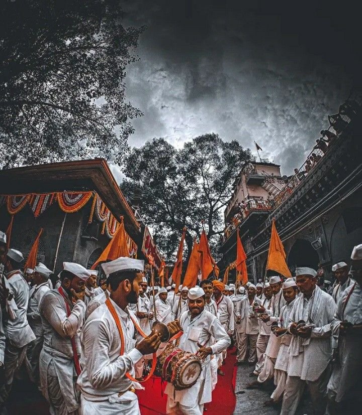MadhavVaruna's tweet photo. फक्त हिंदू? तर्क की कुतर्क.🚨

राज्यात एक मानसिकता रुजवली जातेय की तुम्ही फक्त हिंदू आहात, जात, भाषा, प्रांत या ओळखी मिटवून टाका.
हे किती प्रसंगिक आहे याचा विचार कुणी करत नाही.
ज्यांची वर्ण ओळख मजबूत आहे त्यांच्यासाठी ते उपयुक्त आहे. पण ज्यांची वर्ण ओळख ही फार स्पष्ट नाही त्यांनी स्वतःला फक्त हिंदू म्हणून चालणार आहे का?
> पहिला मुद्दा हे तेव्हा फायद्याचं असेल जेव्हा सर्वच हिंदू ते स्वीकार करतील.
> दुसरा मुद्दा, तुम्ही तुमची भाषिक, प्रांतीय ओळख आणि जात ही सोडली तर तुम्ही स्वतःला विचारण्यासारखे काही प्रश्न आहेत.

१. तुम्हाला फक्त हिंदू ओळखीवर सोयरिक होणार आहे का??
२. तुमचं आडनाव पाहून समोरचा तुम्हाला घर विकत देणं नाकारणार नाही का??

तुमचं आडनाव, बोलण्याच्या पद्धतीवर, खाद्य संस्कृतीवरून त्यांना कळणार नाही का तुम्ही कोण ते? कळणारच.
मग तुम्ही आडनावही बदलणार का?
जर सगळंच बदलूनही तुम्हाला तुमची जुनी ओळख ते लक्षात आणून देणार आणि घर, मार्केट स्पेस नाकारणार तर इतकी लाचारी करत सगळं कशासाठी सोडायचं?

तुमची भाषिक, प्रांतीय ओळखही महत्त्वाची आहे हे लक्षात असू द्या.
फक्त हिंदू आहोत हा मूर्खपणा फक्त मराठी माणूसच करताना दिसतोय. याचे भयानक परिणाम पुढे दिसतील.