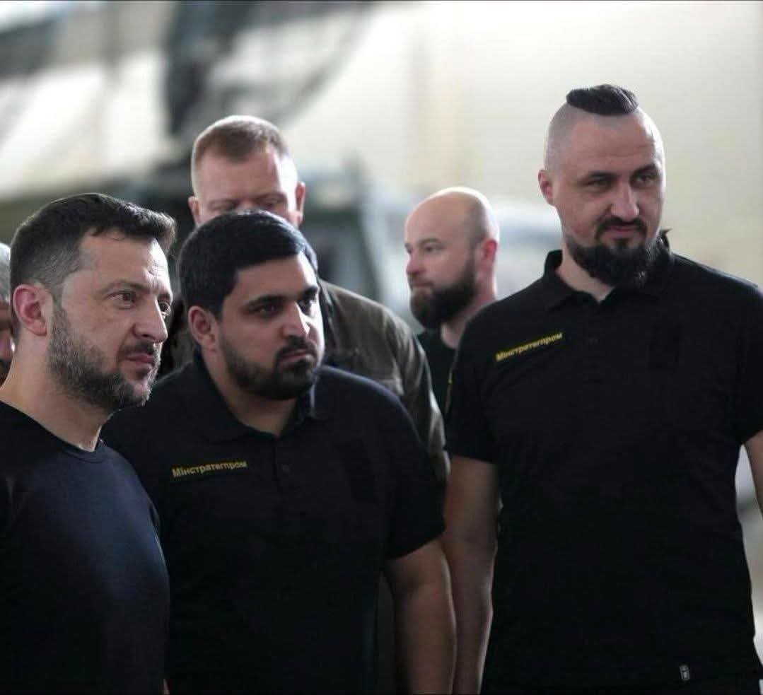 KischukYrii's tweet photo. Леусенко Олег 

Щоб зрозуміти, як Зеленський допомагає ворогу, достатньо останнього прикладу: 
свого призначенця, чужинця для киян - Мамедова, після провалу "чисте небо" і антидронових програм, імітатор підвищив на посаді - з керівництва міською військовою адміністрацією Києва https://t.co/6kv0BhuVck