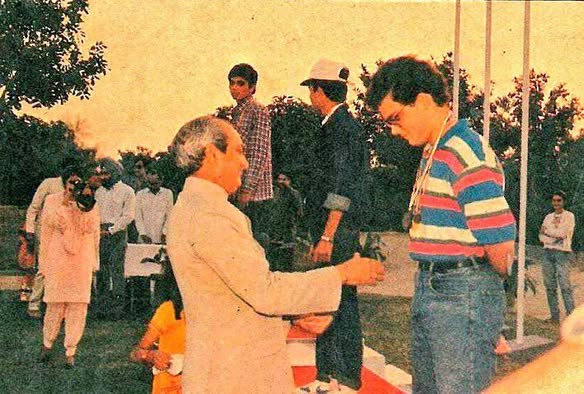 sumit1kalra's tweet photo. क्या आपको पता है 1989 में राउल विंची अपने कम अंकों के कारण सेंट स्टीफेन कॉलेज में दाखिले के योग्य नहीं थे क्योंकि उन्हें 61% अंक मिले थे जो वहां दाखिले के लिए नाकाफी थे

तभी राउल विंची के पिता राजीव गांधी अपने बेटे के लिए आगे आए और उन्होंने राउल विंची को पच्चीस मीटर पिस्टल निशानेबाजी का सर्टिफिकेट दिलवा कर "शूटिंग चैम्पियन" घोषित करवा दिया, राजीव गांधी ने अपने पत्रकार मित्र की सहायता से उन्नीस वर्षीय राउल की छवि भुनाने की पूरी कोशिश की

उस पावर सर्टिफिकेट से राउल विंची के अंकों में दस प्रतिशत खेल कोटा और जुड़ गया जिससे राउल विंची सेंट स्टीफेन कॉलेज में दाखिला पाने लायक हो पाए, उस दौर के प्रसिद्ध पत्रकार और राजीव गांधी के मित्र सुमन दुबे प्रधानमंत्री कार्यालय में ही थे तब उन्होंने राउल विंची पर टिप्पणी की थी कि "सिर्फ़ उन्नीस साल की उम्र में राउल अंतर्राष्ट्रीय स्तर पर पदक जीत रहे हैं"

जिस आदमी ने अपनी किशोरावस्था में ही सत्ता के दम पर नालायकी से मनचाहे कॉलेज में दाखिला पाया हो वो आज छात्रों के हितों की बात कर रहा है जबकि उस समय इसकी वजह से किसी का जायज़ दाखिला रह गया होगा...