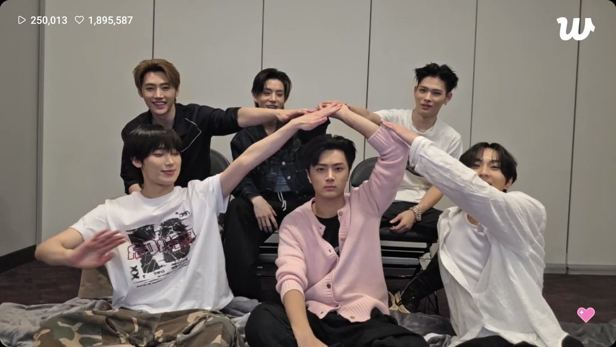 baekthemochi's tweet photo. so so so proud of you all @ENHYPEN_members!! You all did well in this tour 👏🏻👏🏻 https://t.co/vtEcVyyvkZ