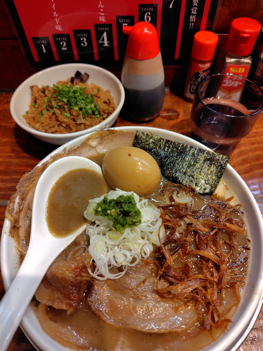 kenchi1647's tweet photo. 土曜のお昼はがんこ立川ラーメン🍜✨️

暑い日が続いてるのでまずは
冷し紫蘇塩レベル５
キンキンに冷えた麺と紫蘇オイルが旨いなぁ💕✨️

濁りスープはKingofZero松前

バランスバツグン‼️😄
たまらんなぁ✨️🎵
やっぱり旨い🎵✨️🎵
ガーリックバターライスも頂きました🎵
@gankotachikawab https://t.co/6lUHwC43j6