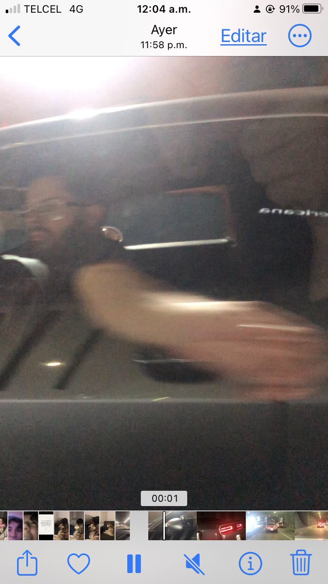 NoniLoGo's tweet photo. .@Trafico_ZMG este caballero en el paso a desnivel de López Mateos metiéndose entre los autos con tráfico se enfureció por tocarle la bocina y su reacción fue lastimarse la mano de princesa, huyó por Hidalgo.
(Permiso provisional de placas.)
Me disculpo por el pésimo video https://t.co/PTZzbHIl5X