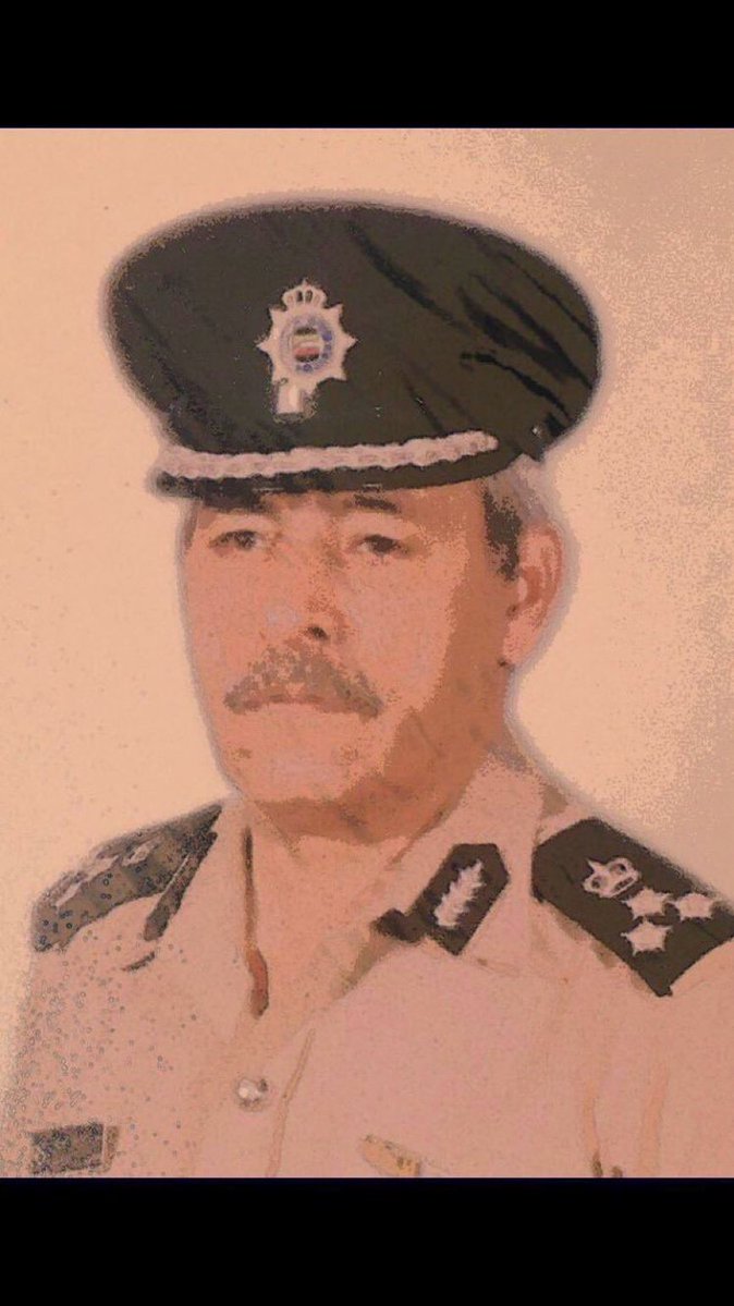 Q8ePiLOT's tweet photo. كان والدي - رحمه الله - أحد الضباط القادة الأمّار المقاتلين الذين وقفوا بشرف في وجه الغزو العراقي الغاشم على دولة الكويت.

ففي فجر هذا اليوم من عام 1990م تم أسر والدي في الساعات الأولى للغزو، أُسر مع رفاقه في السلاح، وظل ثابتًا على العهد حتى أُفرج عنه عقب تحرير الكويت، بعد مباحثات وقف إطلاق النار في خيمة صفوان والتي عُقدت في 1991م بمطار جبل سنام.

كان والدي يؤمن بأن الوطن عقيدة، وأن شرف العسكرية رسالة، فحمل الكويت في قلبه، والسلاح في يده، وظل وفيًا لقسمه حتى آخر يوم من حياته.

في الذكرى السادسة والثلاثين للغزو، نستذكر بكل فخر تضحيات رجال الكويت الذين كتبوا ببطولاتهم صفحاتٍ خالدة في تاريخ الوطن، ونستحضر سيرة من ضحوا وصبروا دفاعًا عن الأرض والكرامة والسيادة.

الله يرحمك يا يُبا..

- العميد/ عبدالله علي حسين، من مرتبات القيادة العامة بقوة الشرطة.

#الكويت 🇰🇼
#الغزو_العراقي_الغاشم