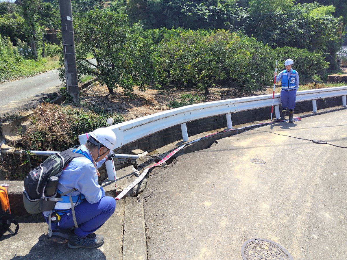 mlit_Kyushu's tweet photo. 【TEC-FORCE現地活動中】 
熊本県八代市、宇城市、氷川町 の２市１町で、#令和８年熊本地震 による被災状況調査のため、TEC-FORCEが活動中です。被害の全容把握を進めています。
#九州地方整備局 
#TECFORCE 
#熊本県 #八代市 #宇城市 #氷川町 https://t.co/OdfqQefyWx