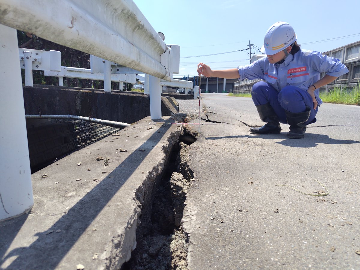 mlit_Kyushu's tweet photo. 【TEC-FORCE現地活動中】 
熊本県八代市、宇城市、氷川町 の２市１町で、#令和８年熊本地震 による被災状況調査のため、TEC-FORCEが活動中です。被害の全容把握を進めています。
#九州地方整備局 
#TECFORCE 
#熊本県 #八代市 #宇城市 #氷川町 https://t.co/OdfqQefyWx