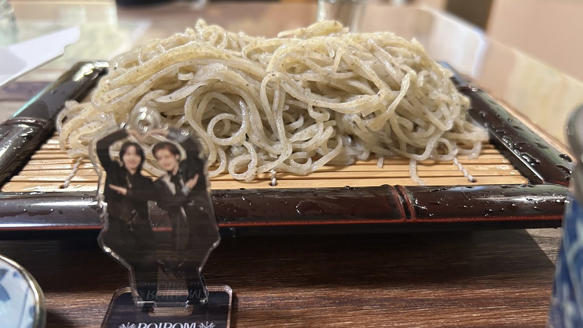 usa_071027's tweet photo. お酒頼んだら天ぷら先に出してくれるし自家製カリカリ梅美味しいし
めっちゃ混んでるのに皆さん対応がどこまでも優しくて
暖簾撮らせて欲しいって言ったら乱入してくれたお茶目な御主人含め、お店のファンの方が多いの納得しかなかった
もちろんお蕎麦と天ぷらは言うまでもなく美味しい
絶対また行く https://t.co/nf792vOFXy