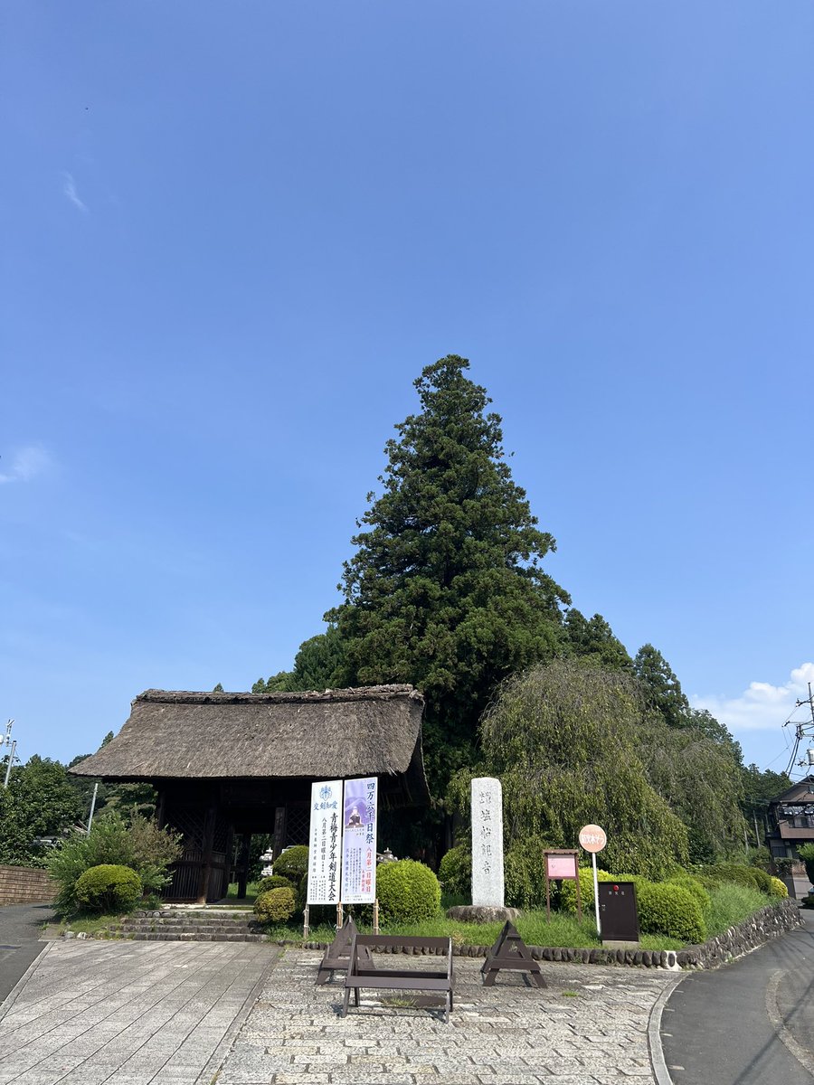 transinnovatio1's tweet photo. 先月の無事故お礼と今月の無事故、闘病中の方の回復を祈願しました。安定して発注して下さいますクライアント様と、安全に運行していただいております乗務員の皆様には心よりお礼申し上げます。
非常に暑い日が続いていますが、安全第一で運営してまいります。 https://t.co/8pRNYNh3fU