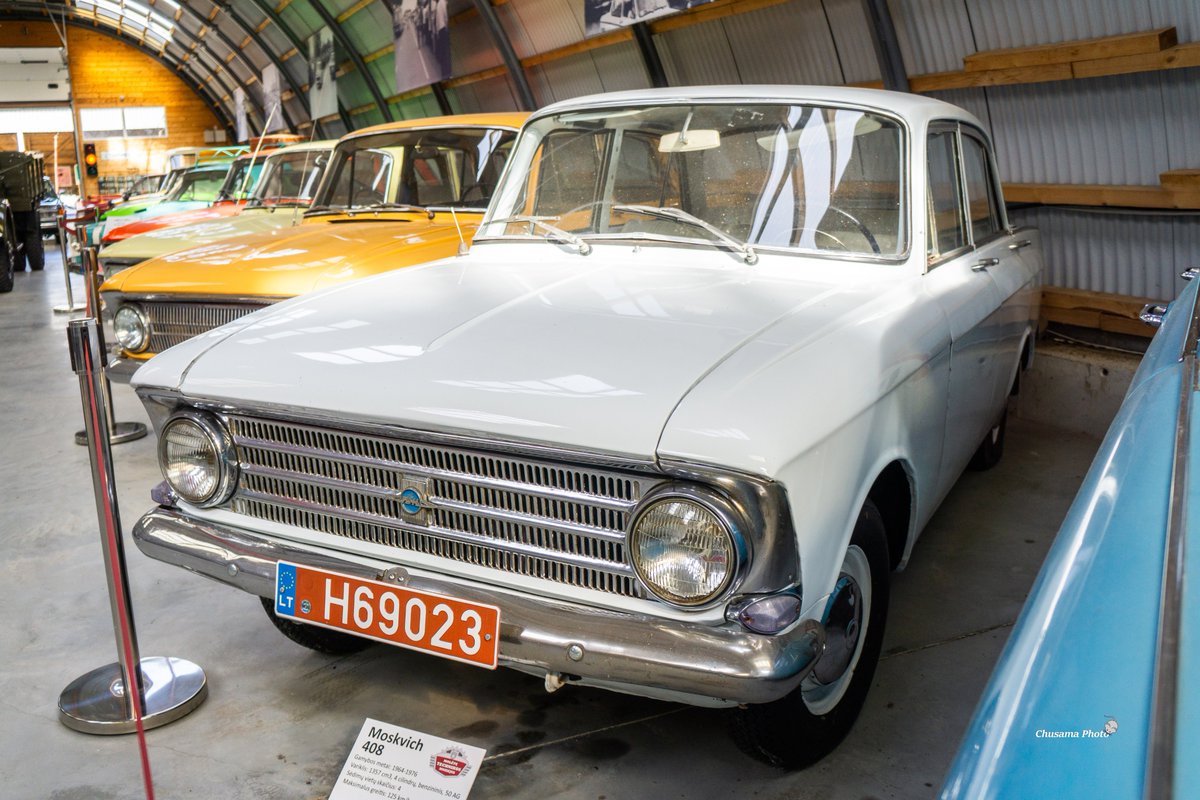 chusama1212's tweet photo. #今日の共産主義車　№0460
【Izh-408 モスクヴィッチ】
1966-67年にソ連で製造された小型セダン。自動車の需要過多を解消するため、モスクヴィッチはモスクワだけでなくイジェフスクでも製造された。Izh製は1967年以降、新型の412エンジンに置き換えられたため、408エンジン搭載モデルは貴重品。 https://t.co/Di3gMprBiG