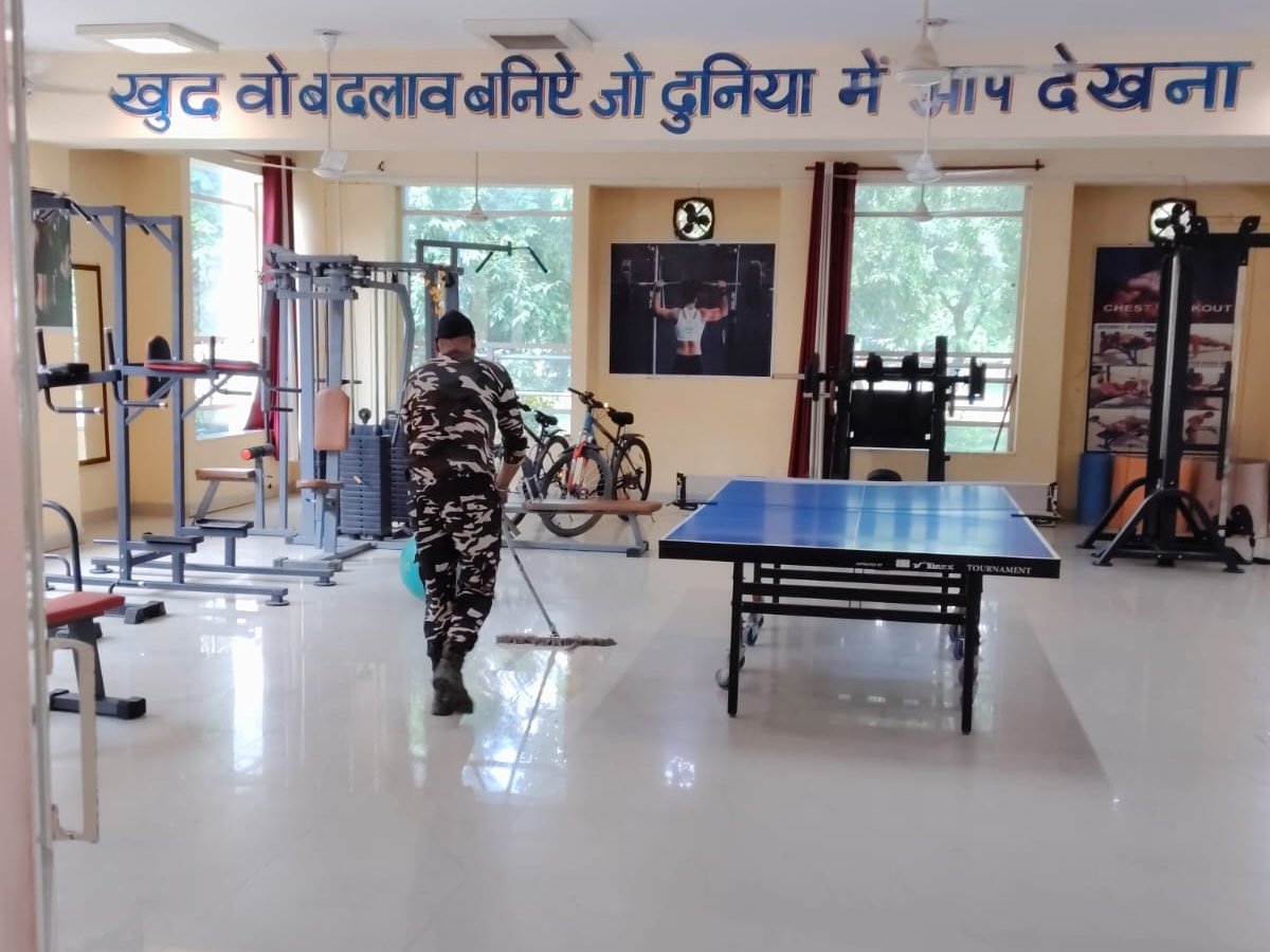 59bnssb_india's tweet photo. 59 #SSB के परिसर में स्वच्छता ही सेवा की भावना के साथ जवानों द्वा��ा जिम, सामुदायिक सुविधाओं एवं अन्य परिसरों में श्रमदान कर स्वच्छता अभियान चलाया गया।
साफ़-सुथरा एवं अनुशासित कार्यस्थल न केवल बेहतर स्वास्थ्य और कार्यकुशलता का आधार है, बल्कि एक सश��्त एवं प्रेरित बल की पहचान भी हैl https://t.co/gXE8uXcSBp