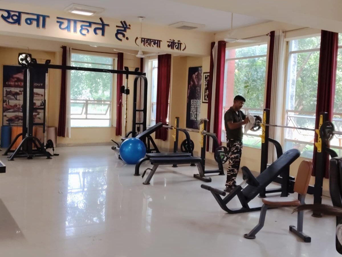 59bnssb_india's tweet photo. 59 #SSB के परिसर में स्वच्छता ही सेवा की भावना के साथ जवानों द्वा��ा जिम, सामुदायिक सुविधाओं एवं अन्य परिसरों में श्रमदान कर स्वच्छता अभियान चलाया गया।
साफ़-सुथरा एवं अनुशासित कार्यस्थल न केवल बेहतर स्वास्थ्य और कार्यकुशलता का आधार है, बल्कि एक सश��्त एवं प्रेरित बल की पहचान भी हैl https://t.co/gXE8uXcSBp
