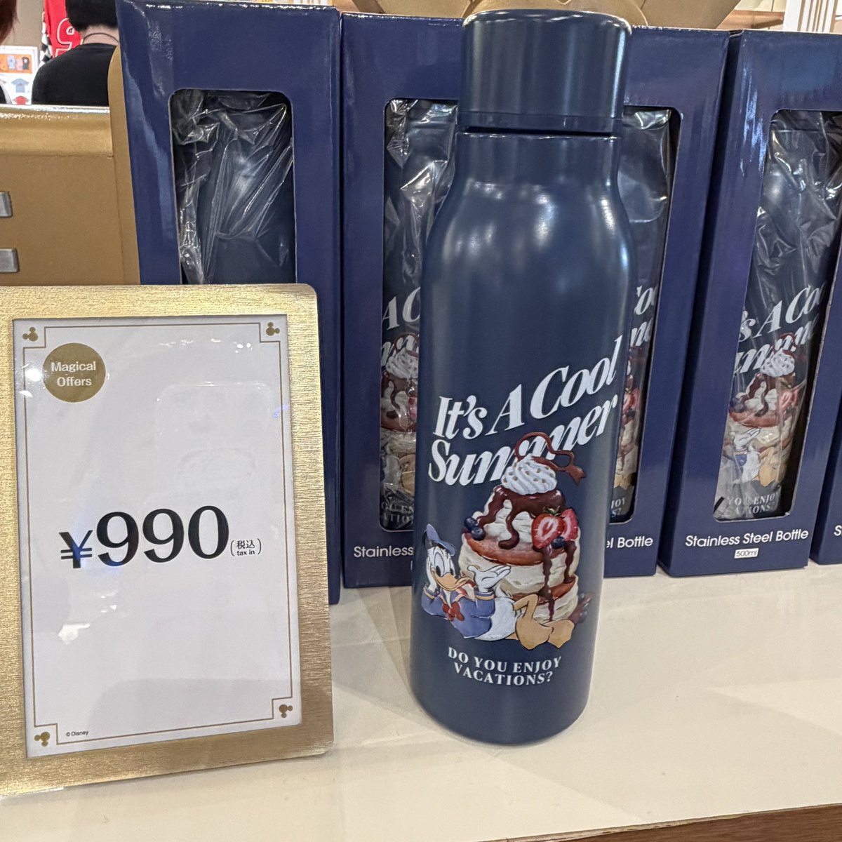 shanli_d's tweet photo. ディズニーリゾート店
新しい棚ができてました🥰

990円
ステンレスボトル500ml
ドナルド

990円
保冷バッグ(ランチバッグサイズ)
ミニー＆フィガロ

ステンレスボトルの方は
店頭に出てるだけのようです！
ドナルドお求めの方はお早めに😉 https://t.co/km3JIqQJqX