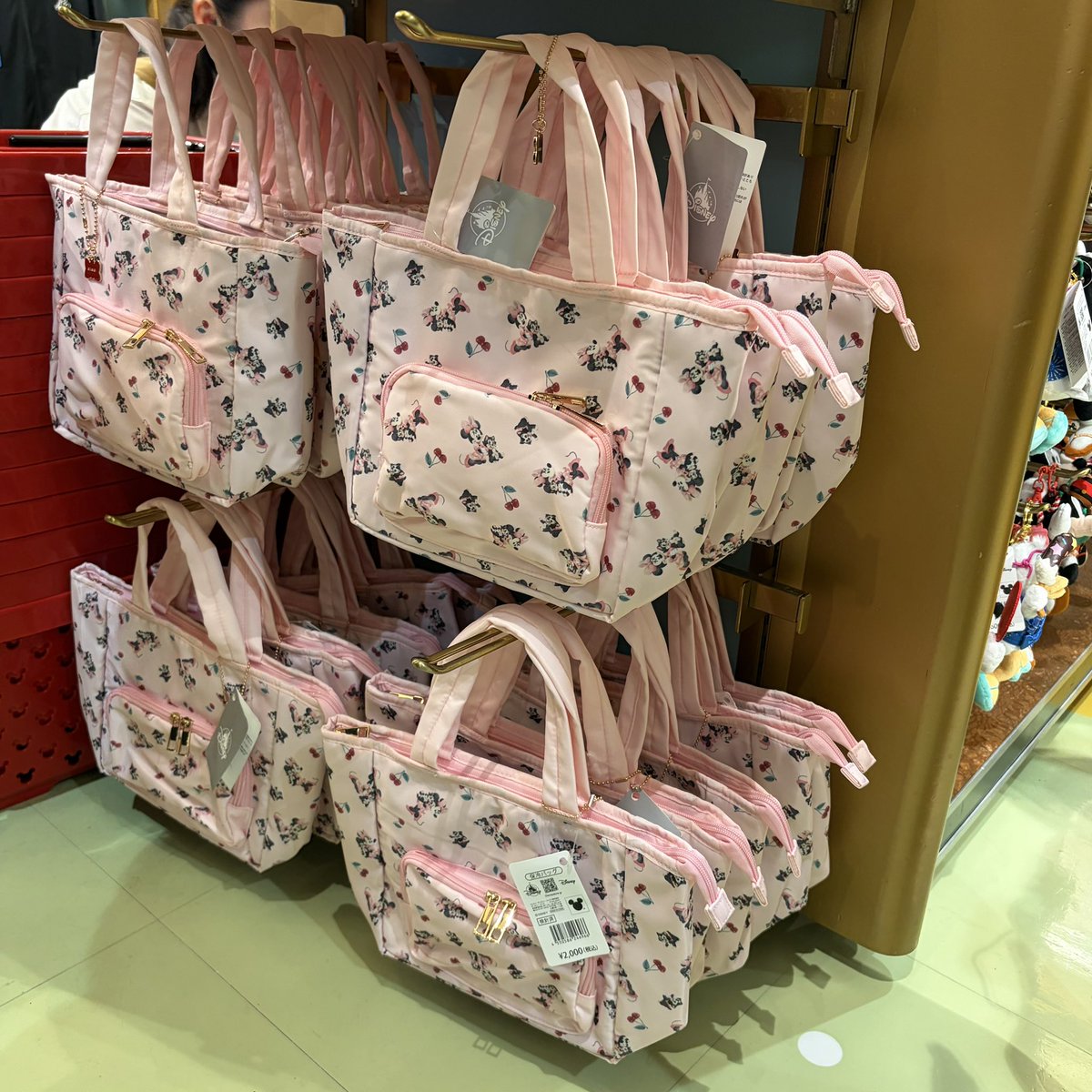 shanli_d's tweet photo. ディズニーリゾート店
新しい棚ができてました🥰

990円
ステンレスボトル500ml
ドナルド

990円
保冷バッグ(ランチバッグサイズ)
ミニー＆フィガロ

ステンレスボトルの方は
店頭に出てるだけのようです！
ドナルドお求めの方はお早めに😉 https://t.co/km3JIqQJqX