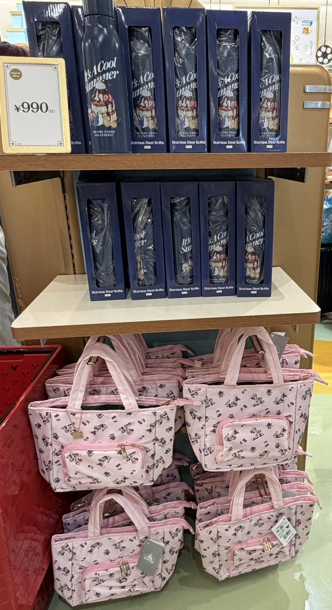 shanli_d's tweet photo. ディズニーリゾート店
新しい棚ができてました🥰

990円
ステンレスボトル500ml
ドナルド

990円
保冷バッグ(ランチバッグサイズ)
ミニー＆フィガロ

ステンレスボトルの方は
店頭に出てるだけのようです！
ドナルドお求めの方はお早めに😉 https://t.co/km3JIqQJqX
