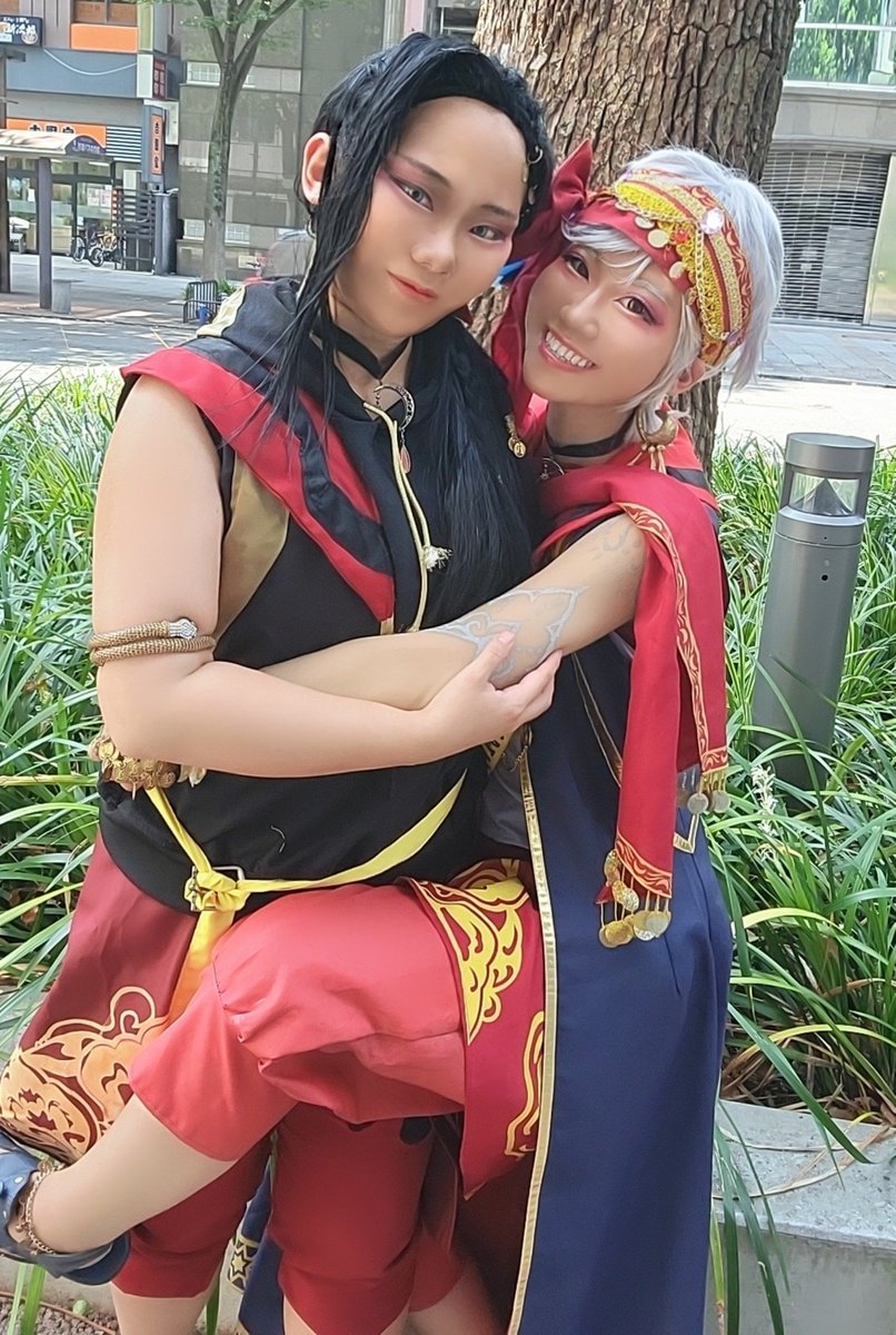 hRUdK5tlkR3pnuJ's tweet photo. プリクラとり終わったのでこれから地下をブラブラするのだ～🥰
ジャミルにくっついてるよ☀️☀️
物理的にね🤣🤣🤣
#コスサミ https://t.co/nJb0XBzydK