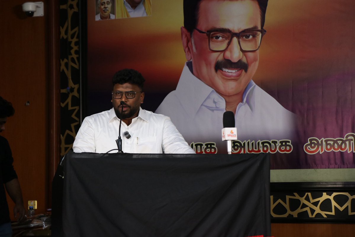 AlimAlbuhari's tweet photo. கத்தார் நாட்டில் DMK Genz Meet, பெரும் எழுச்சியோடும், உணர்வோடும் நடந்தது. 

கத்தார் அயலக அணி அவை தலைவர் சகோதரர் ரஃபீக் அவர்களின் அழைப்பின் பேரில், நானும், அருமை தம்பி யாசர் அவர்களும் கலந்து கொண்டு, கடல் கடந்த திராவிட உணர்வின் பெரும் அலையைக் கண்டு வியந்து நின்றேன்.

நிகழ்வில், அயலக அணி அமைப்பாளர் திரு மதன் அவர்கள், துணை அமைப்பாளர்கள் திரு பாலாஜி, திரு கோபால், திரு ஹக்கீம், IT Wing துணை அமைப்பாளர் திரு ராஜேஷ், இளைஞர் அணி திரு தஞ்சை செந்தில், துணை அமைப்பாளர் திரு ராஜ்குமார் மற்றும் பல நிர்வாகிள், ஆதரவாளர்கள், உணர்வாளர்கள் கலந்து கொண்டு சிறப்பித்தனர்.

அருமை சகோதரர் யூசுப் ரியாஸ் அவர்கள் ஆரம்பம் முதல் இறுதி வரை உடனிருந்தார்.