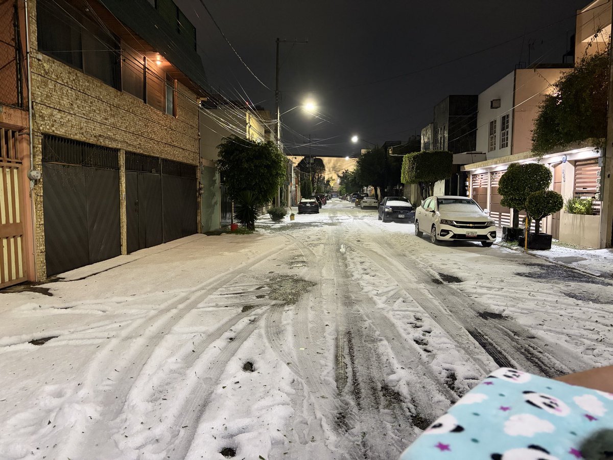 VickyBarce's tweet photo. Así quedaron la calles de #Lindavista #GAM #lluvia #granizo Rio Bamba, Montevideo y Latacunga. https://t.co/fAXwGUk8jS