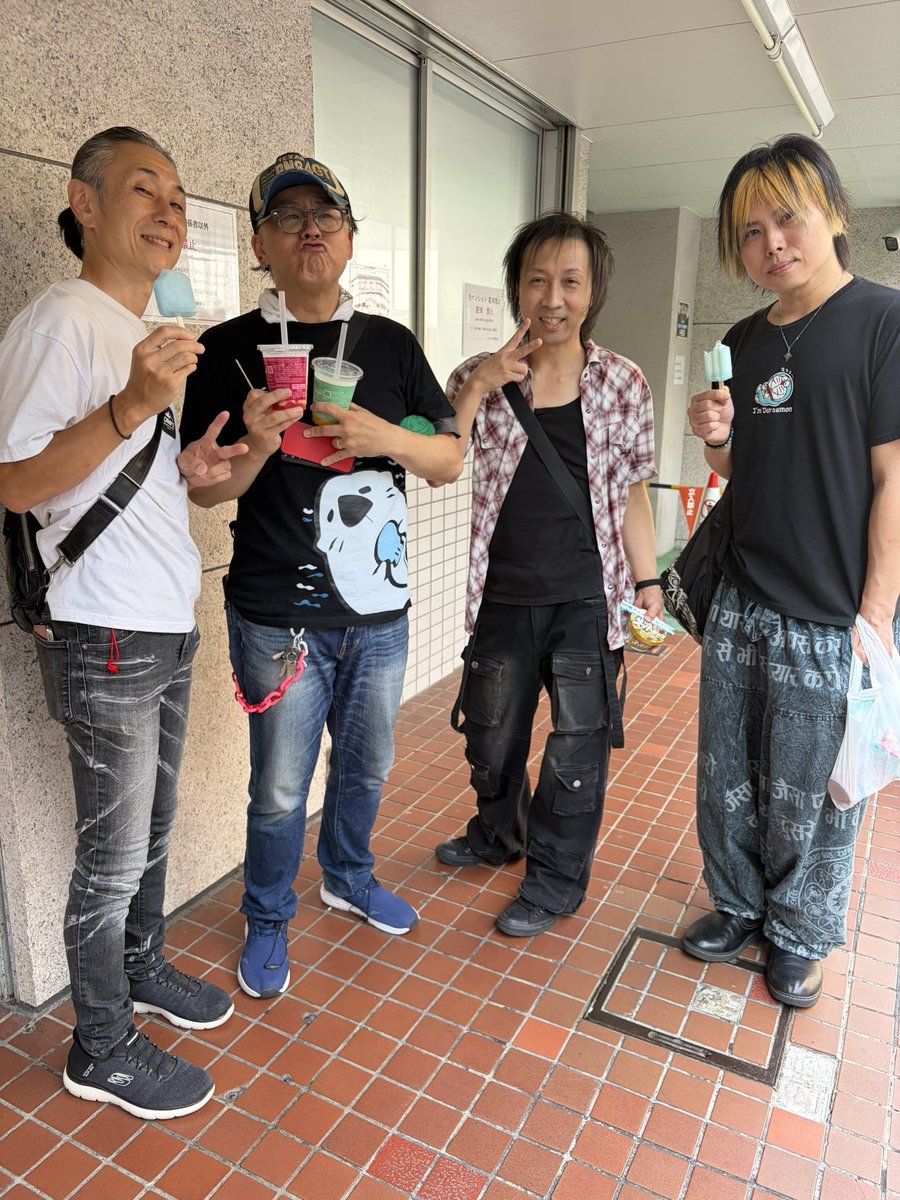 kousuke217's tweet photo. 4人でゆうちゃんを観にきた！
間接的にグレアセ5人揃った
いつぶりかしらw
みんな元気です！👍
観た側4人で打ち上げw https://t.co/FNJA9DmTu7