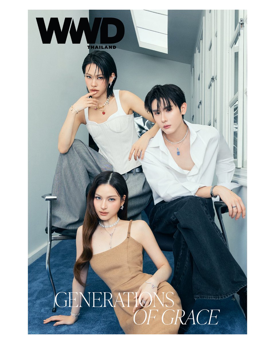 GMMTV's tweet photo. พบกับ “เอมี่ ทสร, บุ๊ค กษิดิ์เดช และ พรีม ชนิกานต์” บนปก WWD Thailand ฉบับเดือนสิงหาคม 

มาร่วมถ่ายทอดเรื่องราวความสัมพันธ์ระหว่างแม่และลูก ผ่านบทสนทนาที่สะท้อนแรงบันดาลใจ กำลังใจ และบทเรียนชีวิตที่หล่อหลอมให้พวกเขาเติบโตทั้งในฐานะศิลปิน และตัวตนของวันนี้

พร้อมกับร่วมถ่ายทอดเสน่ห์ของเครื่องประดับคริสตัลจาก Swarovski ที่เปล่งประกาย เคียงข้างเรื่องราวแห่งความผูกพัน เปรียบเสมือนสัญลักษณ์ของความรัก และคุณค่าที่ส่งต่อจากรุ่นสู่รุ่น

ติดตามบทสัมภาษณ์และแฟชั่นเซ็ตสุดพิเศษของ “เอมี่, บุ๊ค และ พรีม” ได้ใน WWD Thailand ฉบับเดือนสิงหาคม และในเว็บไซต์ WWD Thailand 

#WWDThailand @WWDThailand 
#Swarovski @swarovski 
#emiamily @emiamily 
#kasibook @kasibook 
#primiily @primiily1_ 
#GMMTV