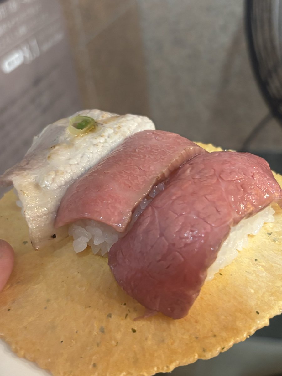 PLUM152's tweet photo. プリンと肉寿司美味しい プリンと真ん中な霜降り肉はむちゃくちゃ美味かった https://t.co/wrFYTpvup8