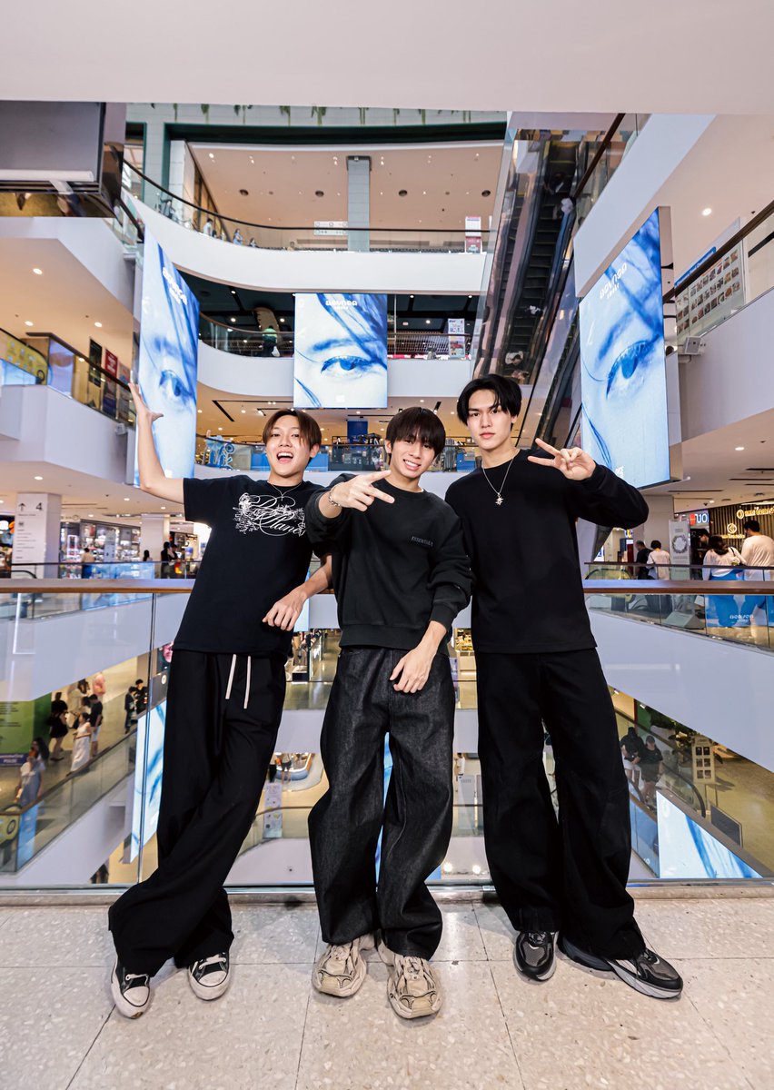 centralwOrld's tweet photo. ขอขอบคุณ DICEBLUE ที่แวะมาชมจอเพลง ลองกอด ที่เซ็นทรัลเวิลด์ 🫂

🎧 สามารถมาฟังและชม MV ลองกอด (smoke) ได้ที่
📌centralwOrld Digital Void Screen
📌centralwOrld LED Main Entrance
📌centralwOrld LED Car Park
ตั้งแต่ วันนี้ - 3 ส.ค. 69  

#CTWMusicNewRelease
#CTWMusicCommunity
#centralwOrld  
#DICEBLUE_ลองกอด #DICE_SONRAY #SONRAYMUSIC