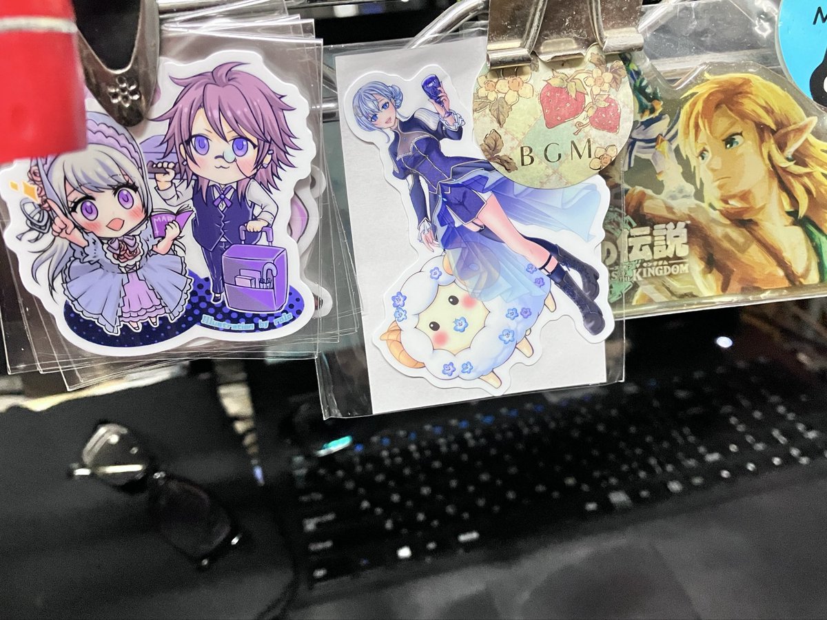 4473_se's tweet photo. グループ展【ARKK交差点】が終わってから一週間、実は既に次の活動に向けて準備中であります。詳細はまた後ほど...！
とりあえず展示イラストとグッズは、また何かしら作りたいと言っておきます٩(･ω･)و

しばらくは架空バンド【V.R.T.S】の方に力を入れます。作業用BGM（一時間くらいの）作りたいぜよ！