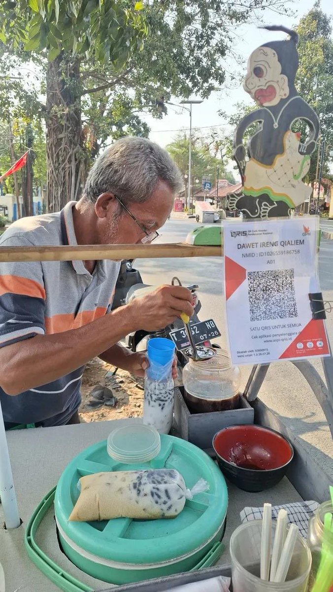 Charismaylnd's tweet photo. Warga Cikampek bantu larisin dagangan bapaknya yuk
Gerobaknya bersih dan rapih
Aku beli jam set 4 sore, msh banyak dagangannya (terlihat dari gula merahnya ya belum habis setengah toples) 
Beberapa kali lewat, selalu sepi dan jarang ada yang beli
Bapaknya ramah banget. Kalau melayaninya agak lambat, maklum ya temen temen. 
Waktu aku beli, katanya belum laku banyak tapi bapaknya semangat banget
Qrisnya baru dibuat kata bapaknya bbrpa hari lalu 
📍 Depan Polsek Cikampek, Seberang Masjid AsySyuhada
cc: srl_sky