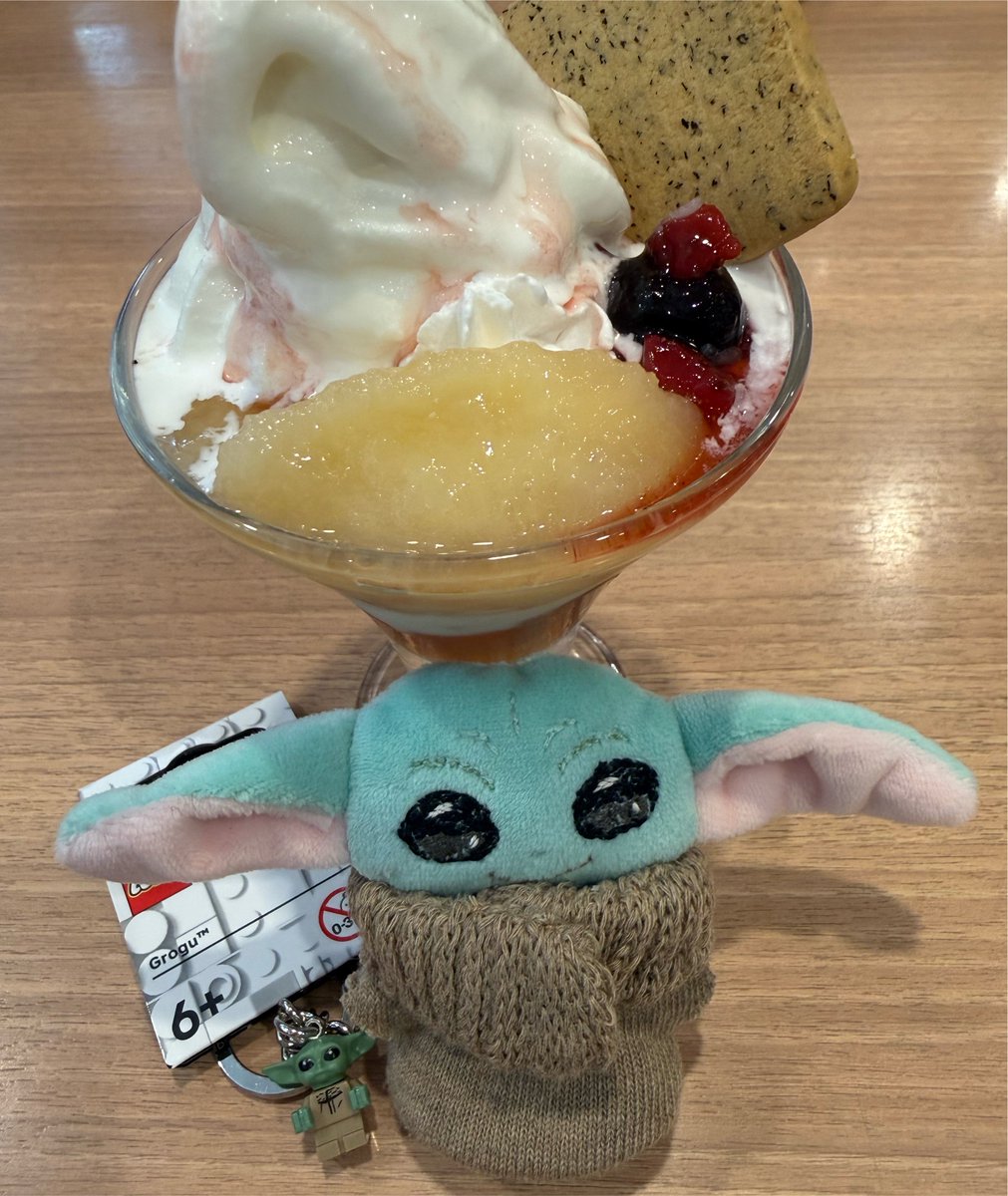 sbktome's tweet photo. 自作グローグーぬいにとりあえず洋服作った&amp;買ってきてもろたレゴのグローグー https://t.co/YFXOJjO3AJ