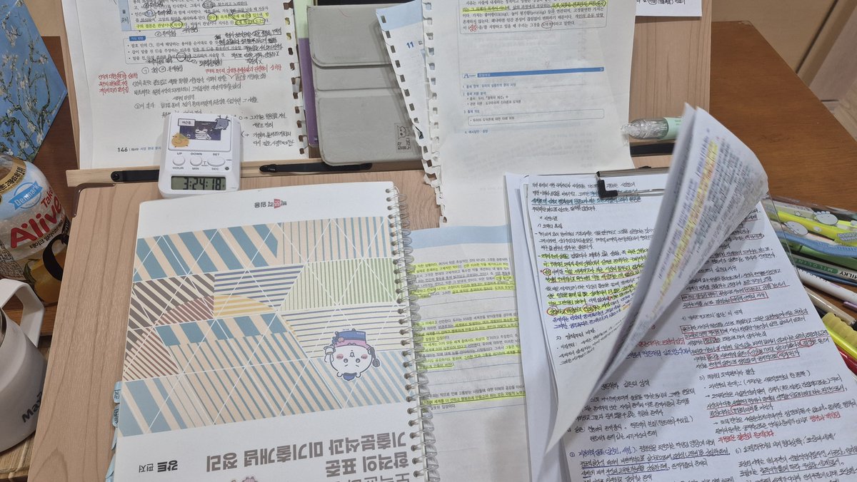 moomoonyang's tweet photo. 도서관이 지겨워서 일요일은 반데이오프 기분으로 집공합니다ㅏ 덥지만 모두 오공파 ✨💚😙 #studytwt #study https://t.co/p0r9tzSKFE