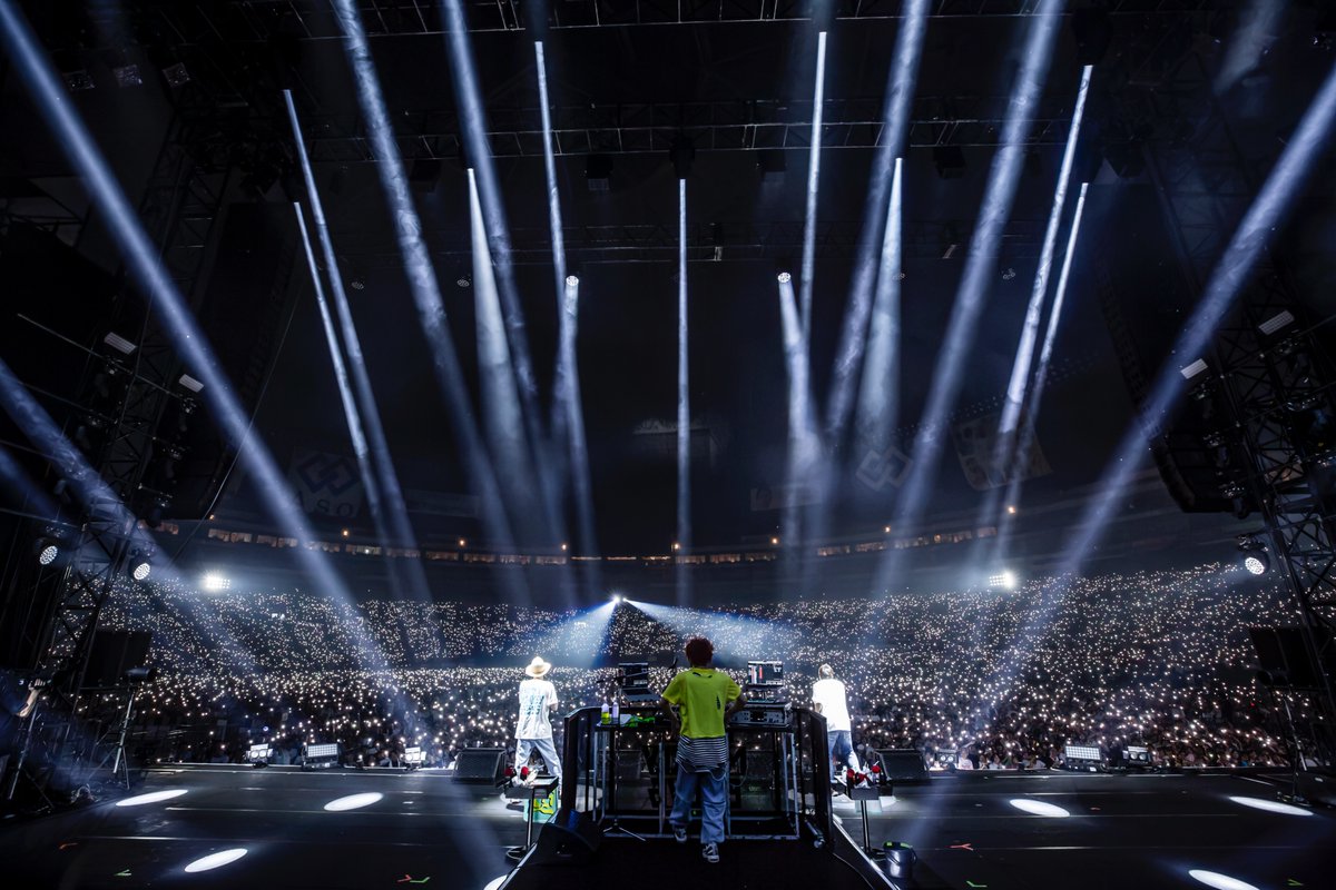 NUMBERSHOT_'s tweet photo. 【FUNKY MONKEY BΛBY’S】

『ありがとう』『あとひとつ』

心にまっすぐ届く歌詞と熱いメッセージが、ドームにいる全員を応援するように響き渡りました👊

歌声🗣🎶とタオルが会場を包み込み、一体感あふれる空間に。

会場が一体となってつくり上げたステージは、アツくも優しさにあふれたひとときとなりました!!❤️‍🔥

#FUNKYMONKEYBΛBYS #NUMBERSHOT