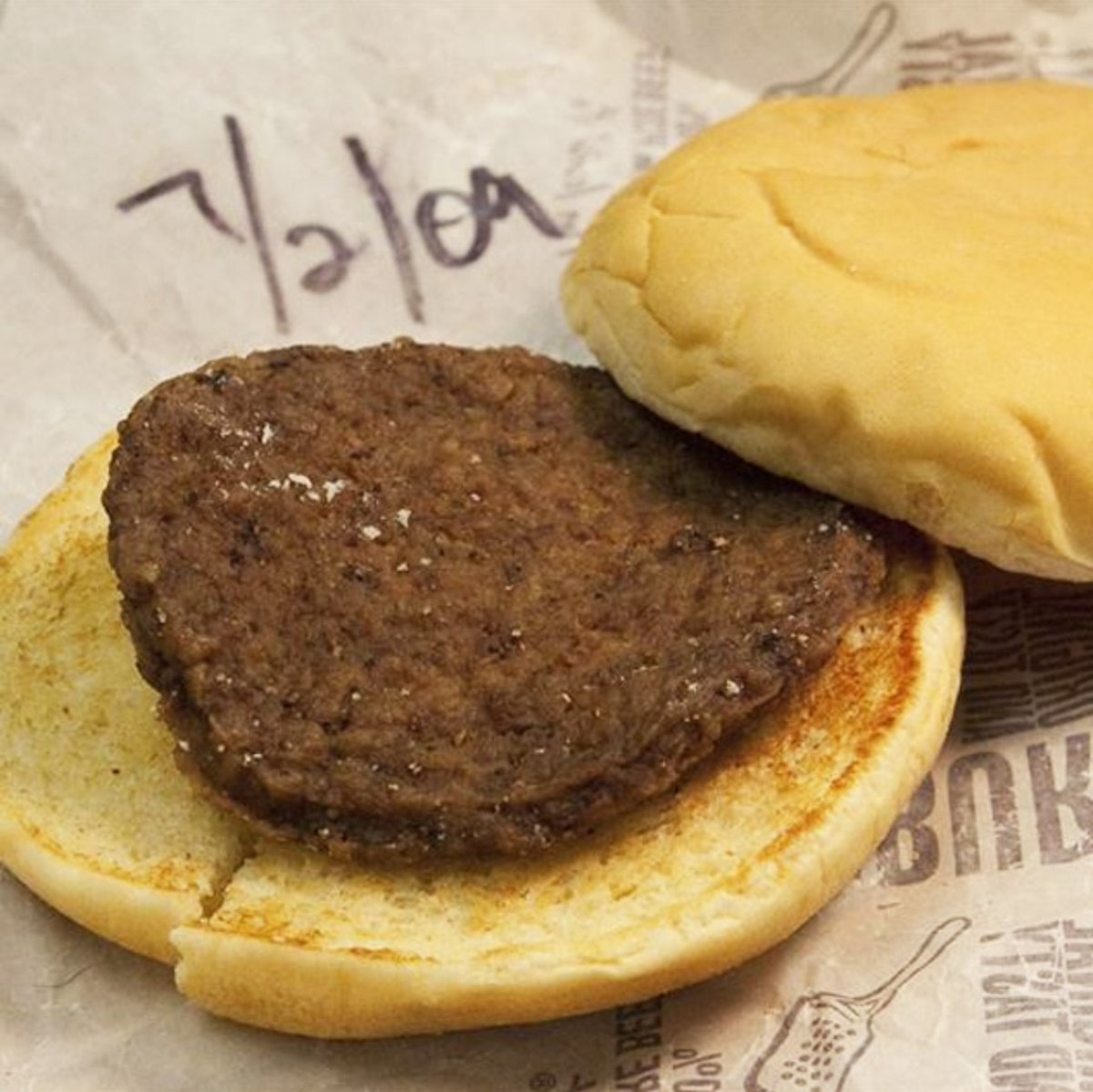 robertcoavasx's tweet photo. La hamburguesa del anuncio || La hamburguesa que me entregaron https://t.co/JmxjB4b67p