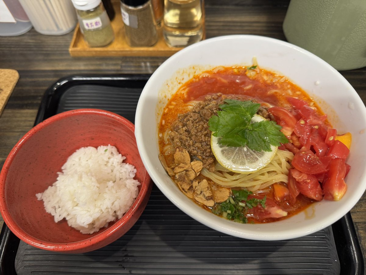 iwataka_'s tweet photo. R08.08.02
四川担担麺家たけうち
🍋香る冷製トマトチリ担担麺大盛（辛さ多め）
白飯（少なめ）

本日のランチはたけうちさん😋
1か月を切った🍅限定！
いつもの如くめっちゃ美味かった〜♪☂️の中イベント片付けで疲れた体にリコピン摂取！
明日も頑張れそうです😊
御馳走様でした(*ˊᵕˋ* ) https://t.co/uQn6D6v5r8