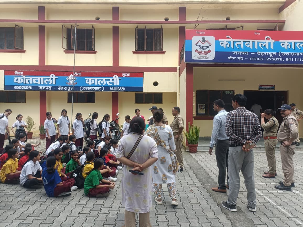 emrskalsi2's tweet photo. Bridge Course Educational Visit – Class VI
The students of Class VI participated in an educational visit to Kalsi to edplore the Ashoka Rock Edict, where they learned about Emperor Ashoka and the historical importance of the monument students also visited Kalsi Police Station. https://t.co/fRMzw0WTIm