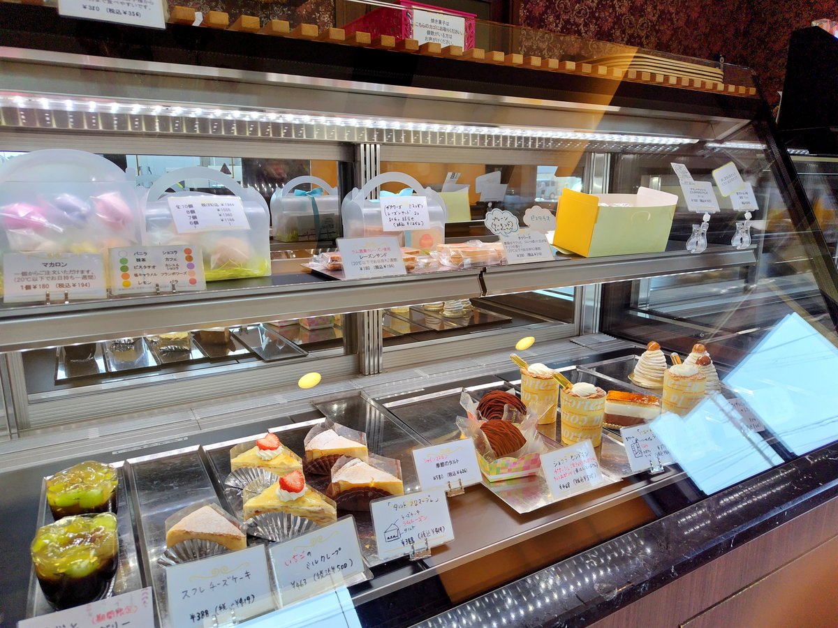 Comachist's tweet photo. 今日もたくさんのご来店ありがとうごだいます🌺🌞

プリンやらショートケーキやら 売り切れてますが、今日はこれにてケーキの方は打ち止めです💦あとどれくらいお客様いらっさるかな～。 https://t.co/vIJ8rd1OtM