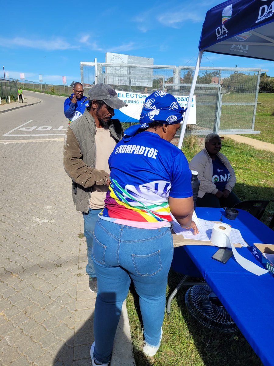 WesternCapeDA's tweet photo. 🚀💙 Last day to register! Show up to keep your future blue.

Register to protect your town or city and make your voice count where it matters most.

#RegisterToVoteDA💙 https://t.co/aWsiHnsl7Q