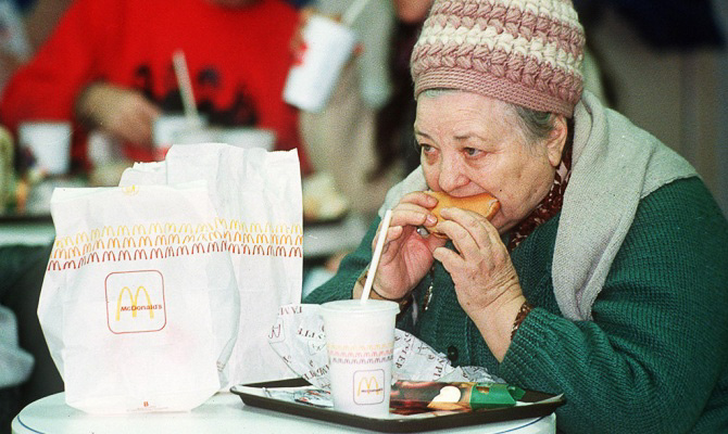 HistoryFoto's tweet photo. В ресторане "Макдоналдс". Москва. СССР. 1990г. https://t.co/Mj1tNxewIt