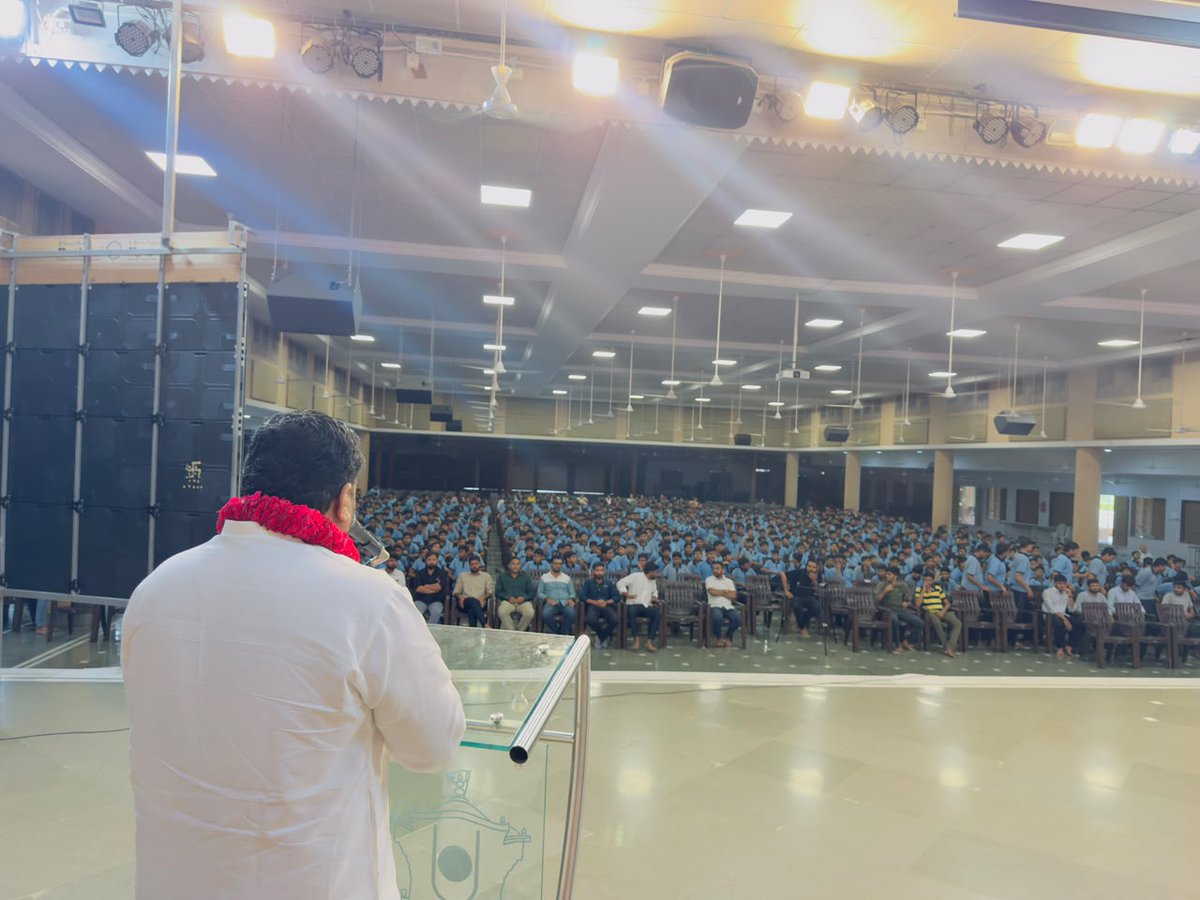 Kiritbhai_Patel's tweet photo. 📍BAPS સ્વામિનારાયણ મંદિર, જૂનાગઢ
નશામુક્ત યુવા – વિકસિત ભારત અભિયાન અંતર્ગત આજે BAPS સ્વામિનારાયણ મંદિર, જૂનાગઢ ખાતે આયોજિત વિશિષ્ટ યુવાસભામાં ઉપસ્થિત રહેવાનો અવસર પ્રાપ્ત થયો.
માનનીય પ્રધાનમંત્રી શ્રી નરેન્દ્રભાઈ મોદીજી @narendramodi  ના માર્ગદર્શન હેઠળ નશામુક્ત ભારતના સંકલ્પને વધુ મજબૂત બનાવવા માટે યોજાયેલ આ કાર્યક્રમમાં યુવાનોને નશાના દુષ્પરિણામોથી દૂર રહી સ્વસ્થ, સંસ્કારી અને રાષ્ટ્રનિર્માણમાં સક્રિય ભાગીદાર બનવાનો પ્રેરણાદાયી સંદેશ આપવામાં આવ્યો.
ચાલો, સૌ મળીને સંકલ્પ કરીએ.
“નશામુક્ત યુવા, વિકસિત ભારત” માત્ર એક સૂત્ર નહીં, પરંતુ નવા ભારતના નિર્માણનો મજબૂત પાયો બનશે.
ભારત માતા કી જય! 🇮🇳
વંદે માતરમ! 
1-1...