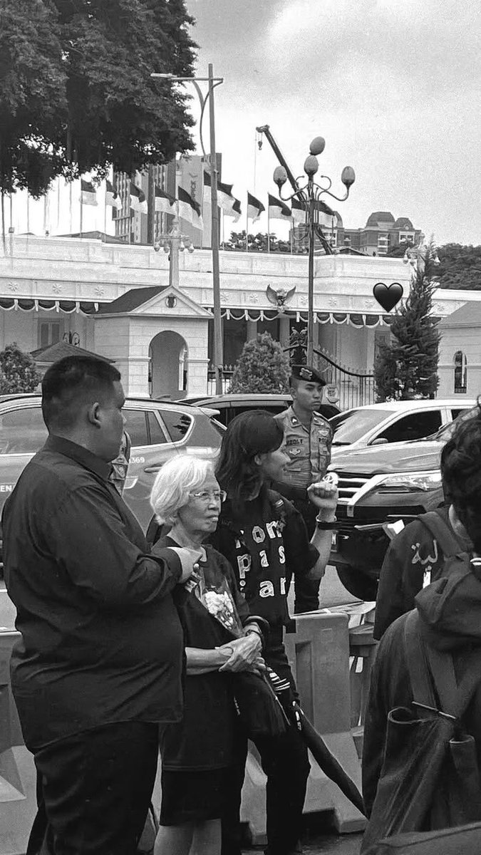 fuhrerniq's tweet photo. cewe beban apbn vs perempuan yg melawan https://t.co/pH8TasCnb8