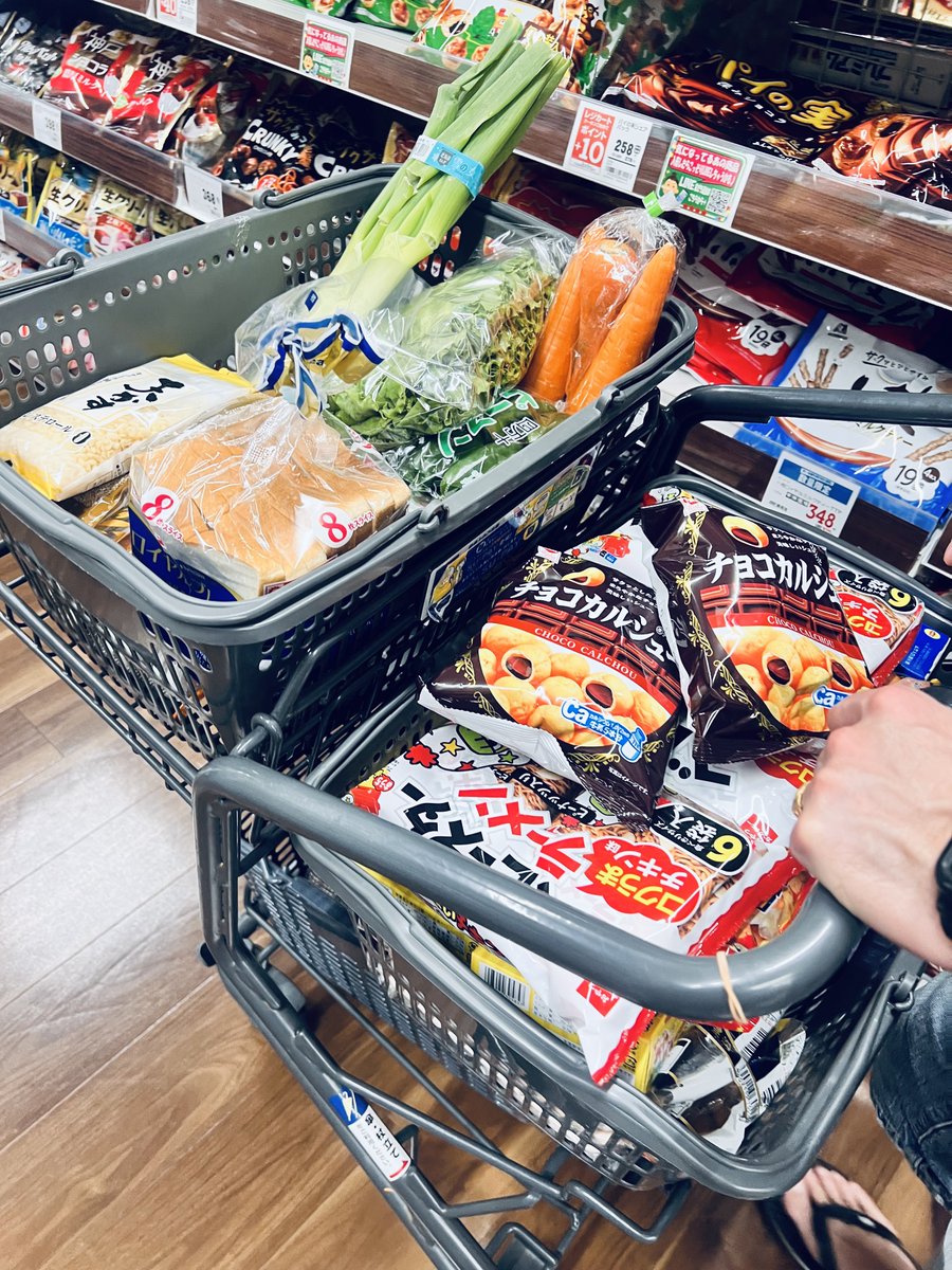 jun0125_'s tweet photo. 43℃?!
息苦しい暑さ🥵💦

サイゼリヤでお昼ご飯🍴⋆*
めっちゃ食べた~♡

2週間ぶりの買い物🛒𓂃 𓈒𓏸
お菓子だけで2,500円!!笑 https://t.co/rG7d3toJm1