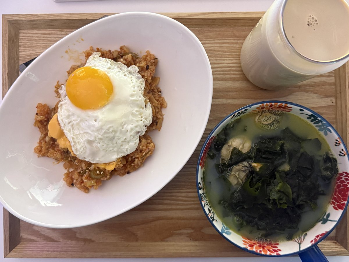 Awermuh's tweet photo. 엄해밥(엄마가해준밥이라는뜻)
굴미역국+치즈김치볶음밥 https://t.co/XCjZ7QBki9