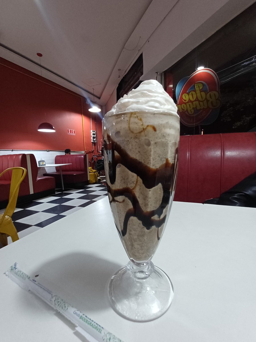 Ingrid_Cavalari's tweet photo. Meu Milk shake lindo, a Munique estragando a foto aakkkkkkkkk https://t.co/v7A8qK07gU