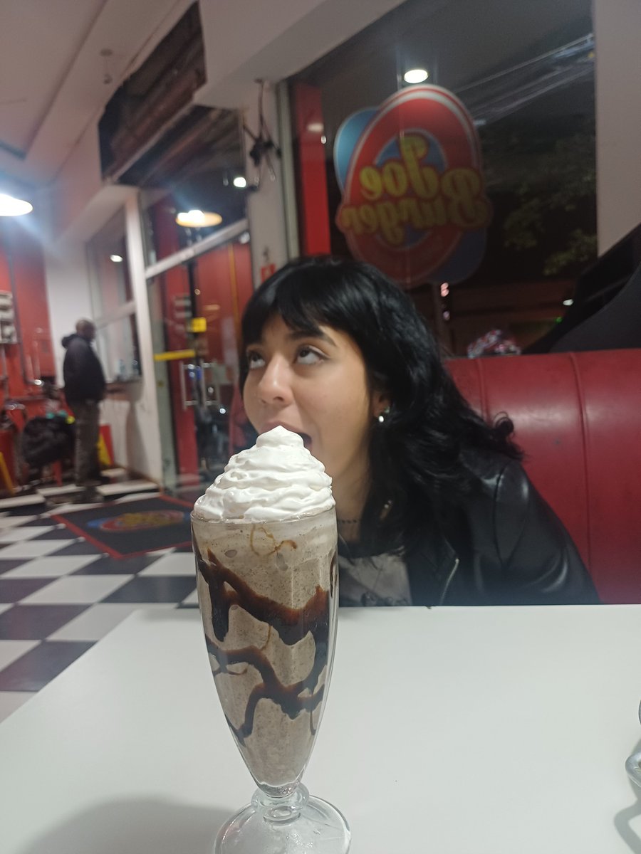Ingrid_Cavalari's tweet photo. Meu Milk shake lindo, a Munique estragando a foto aakkkkkkkkk https://t.co/v7A8qK07gU