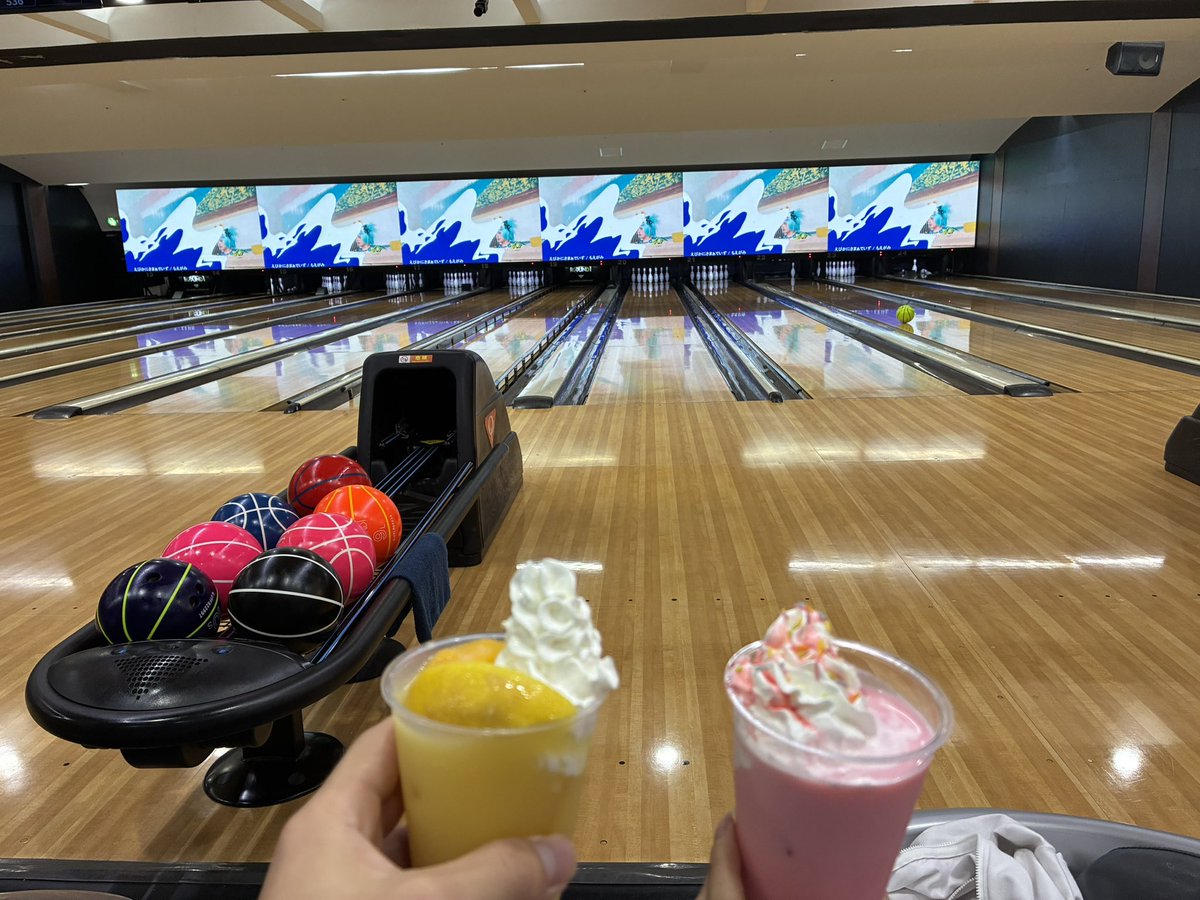 Leo___one1's tweet photo. 久々ボウリング来たから右腕腱鞘炎なってる🎳 https://t.co/3CiDHqZ2SM