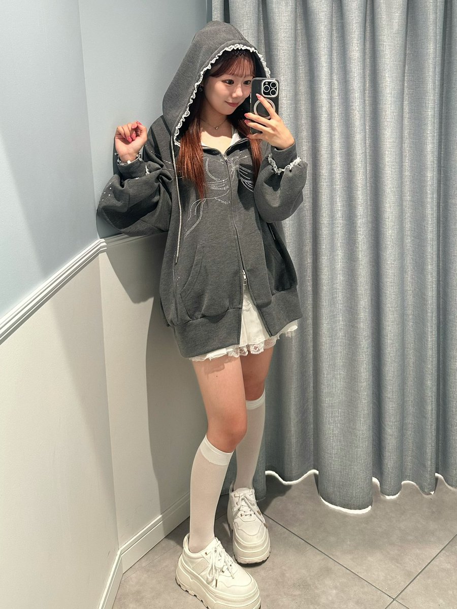risa_olive_'s tweet photo. ビッグシルエットとキラキラが可愛すぎて、、( ; ; )ミニスカチラ見せさせるとさらに可愛く仕上がる🫶
私はグレー推し🩶
#pr #olivedesolive #パーカーコーデ https://t.co/lHd3UKzQmP