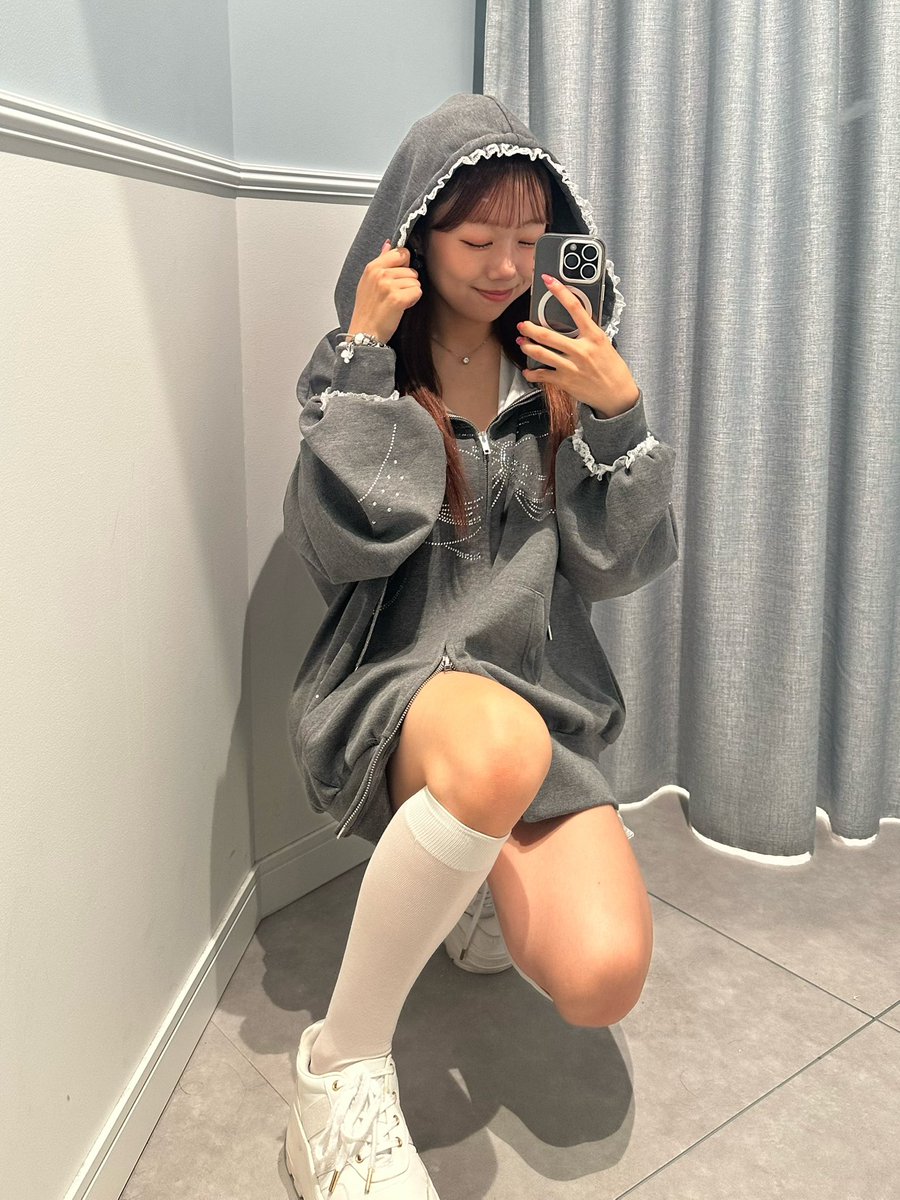risa_olive_'s tweet photo. ビッグシルエットとキラキラが可愛すぎて、、( ; ; )ミニスカチラ見せさせるとさらに可愛く仕上がる🫶
私はグレー推し🩶
#pr #olivedesolive #パーカーコーデ https://t.co/lHd3UKzQmP
