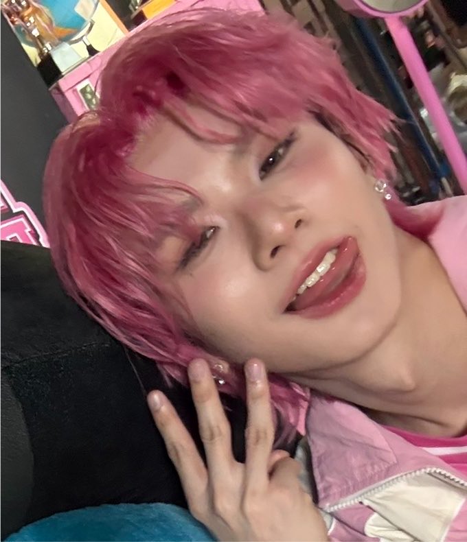 sofia_exolover's tweet photo. Save is the most beautiful with his pink hair😭 https://t.co/CdcEDykUPp