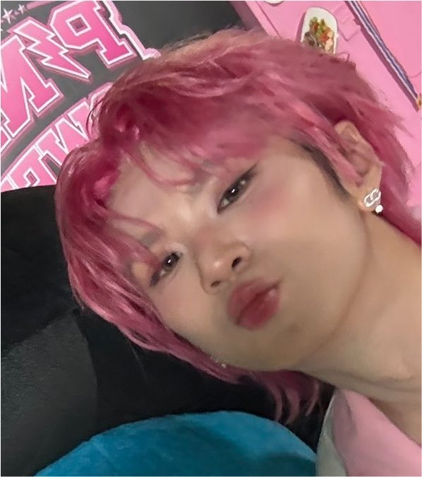 sofia_exolover's tweet photo. Save is the most beautiful with his pink hair😭 https://t.co/CdcEDykUPp