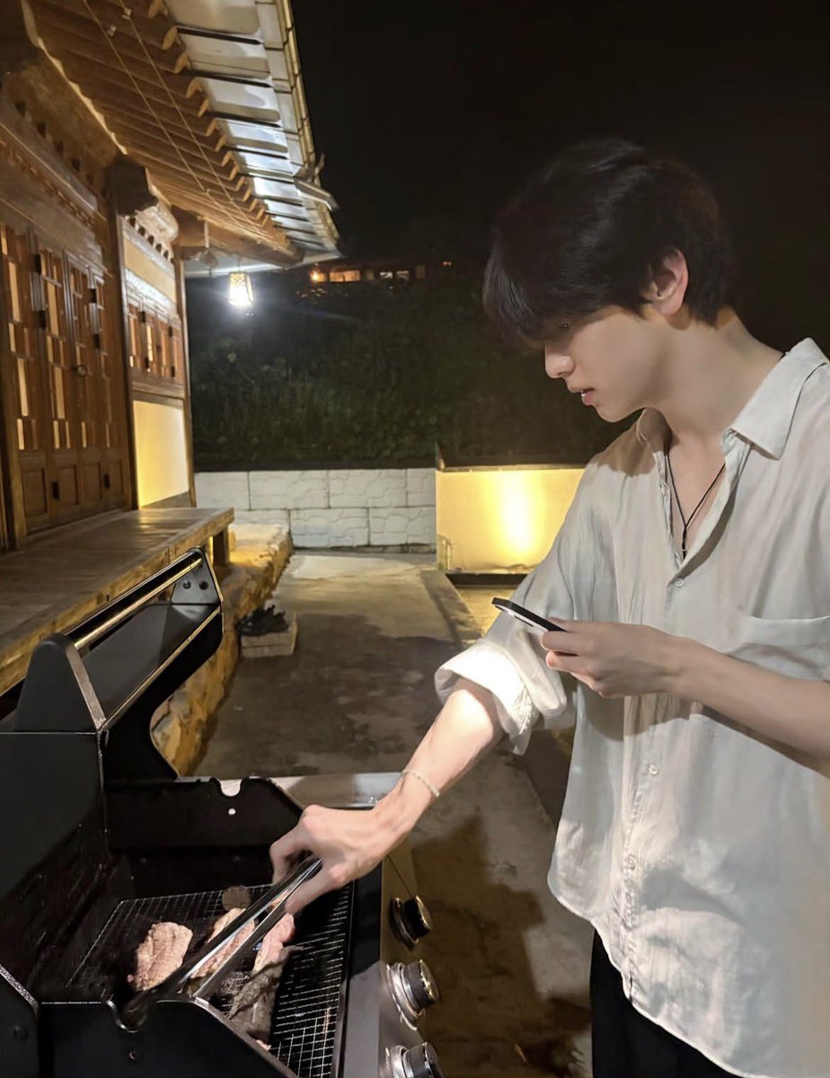 _usanyanx's tweet photo. お風呂上がりの彼氏スビンと彼女を待ってる彼氏スビンとBBQデートでお肉焼く担当を買って出てくれるしごでき彼氏スビン𝑴𝒂𝒓𝒓𝒚 𝒎𝒆 https://t.co/mkeCROK8tw
